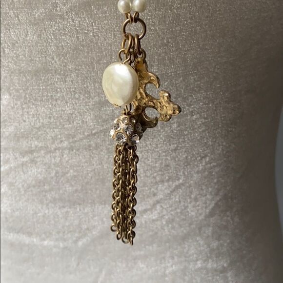Faux pearl long charm and tassel necklace - Picture 4 of 9